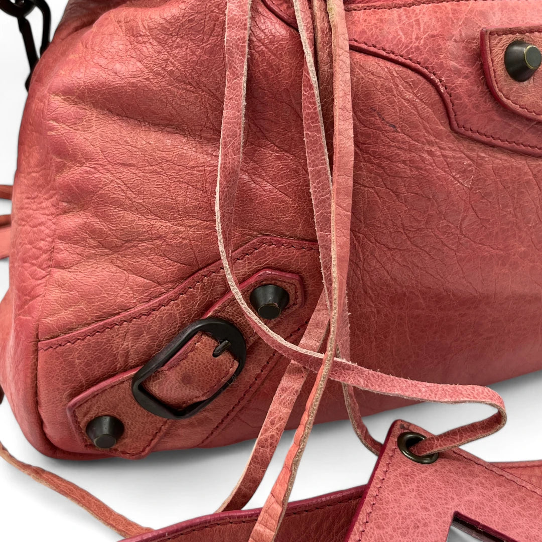 Balenciaga Handtasche The Frist City Bag mit Umhängegurt aus Leder in pink