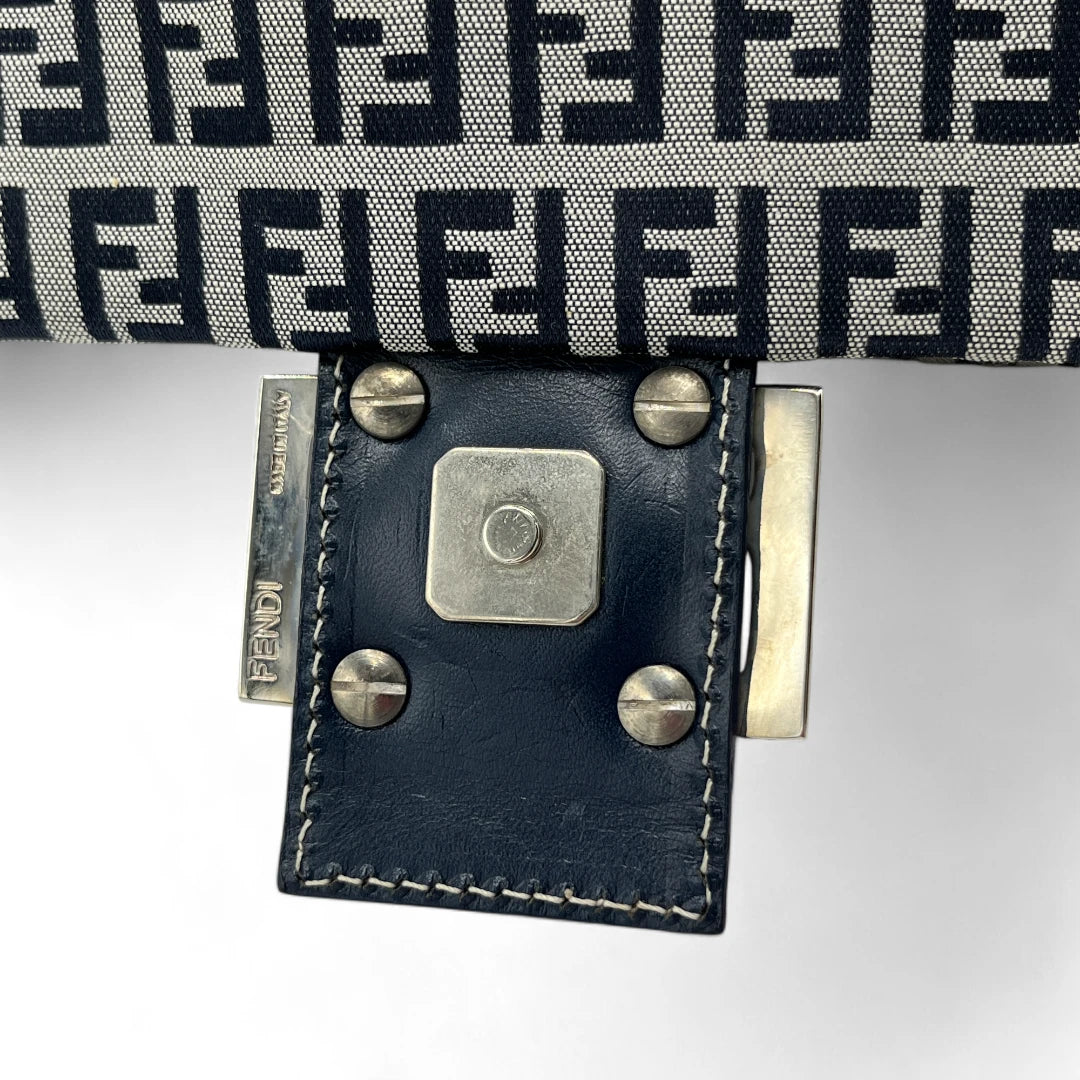 Fendi Handtasche Mamma Baguette Bag in Zucca monogram grau & blau