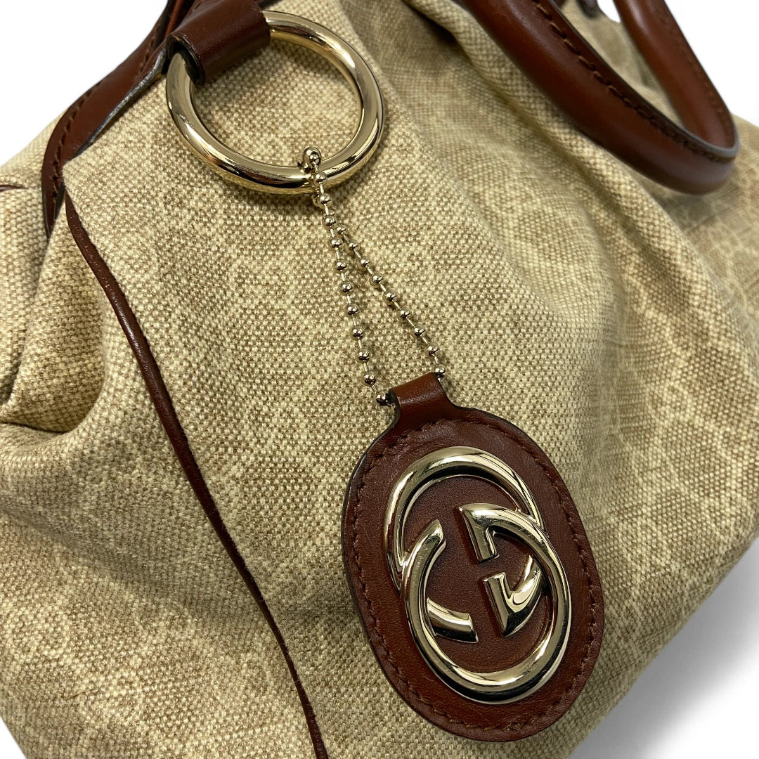 Gucci Handtasche Sukey mit braunen Lederdetails monogram beige