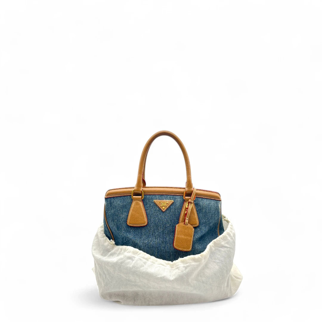 Prada Handtasche aus Denimstoff mit braunen Lederdetails aus blau