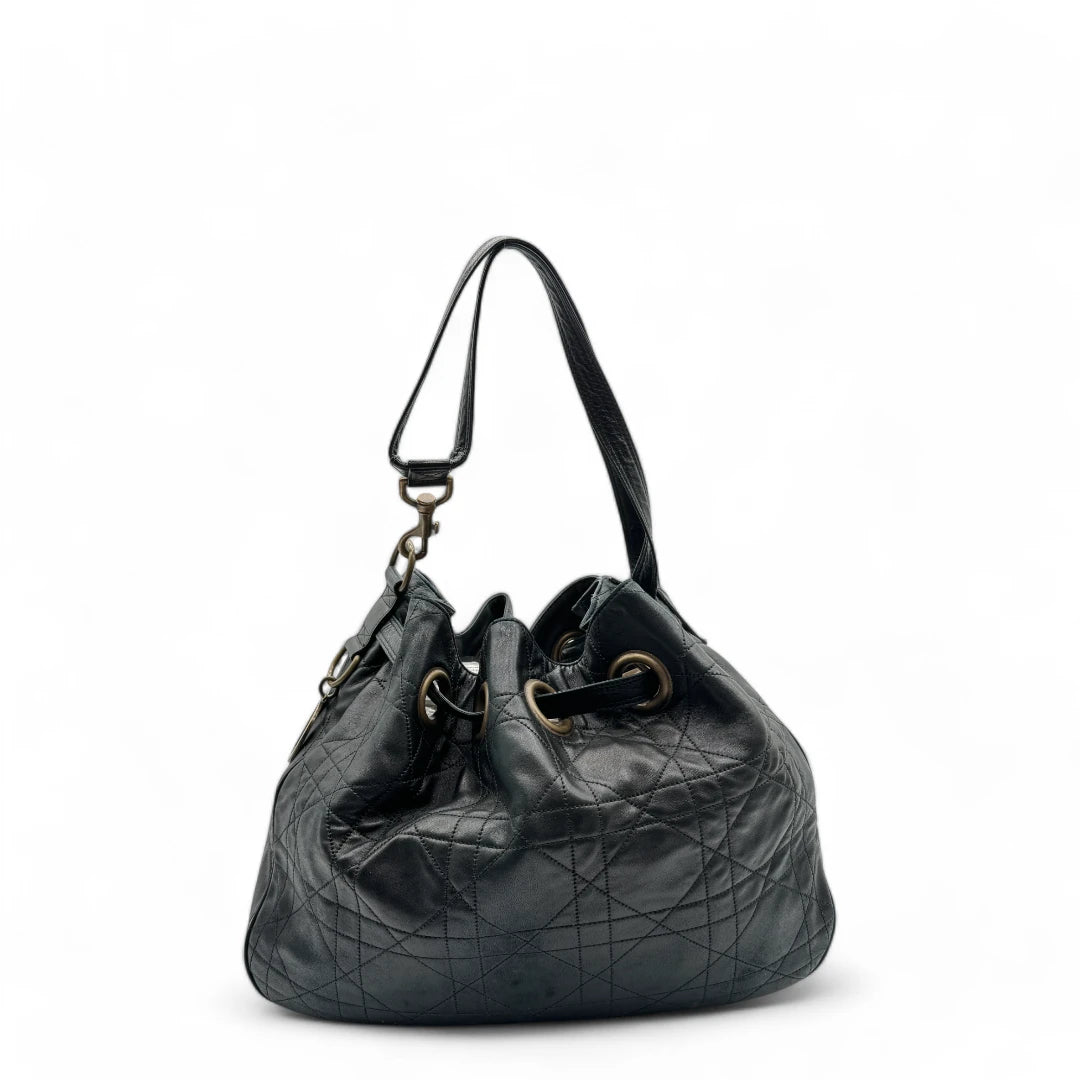 Dior Handtasche Drawsting Bucket aus Leder schwarz