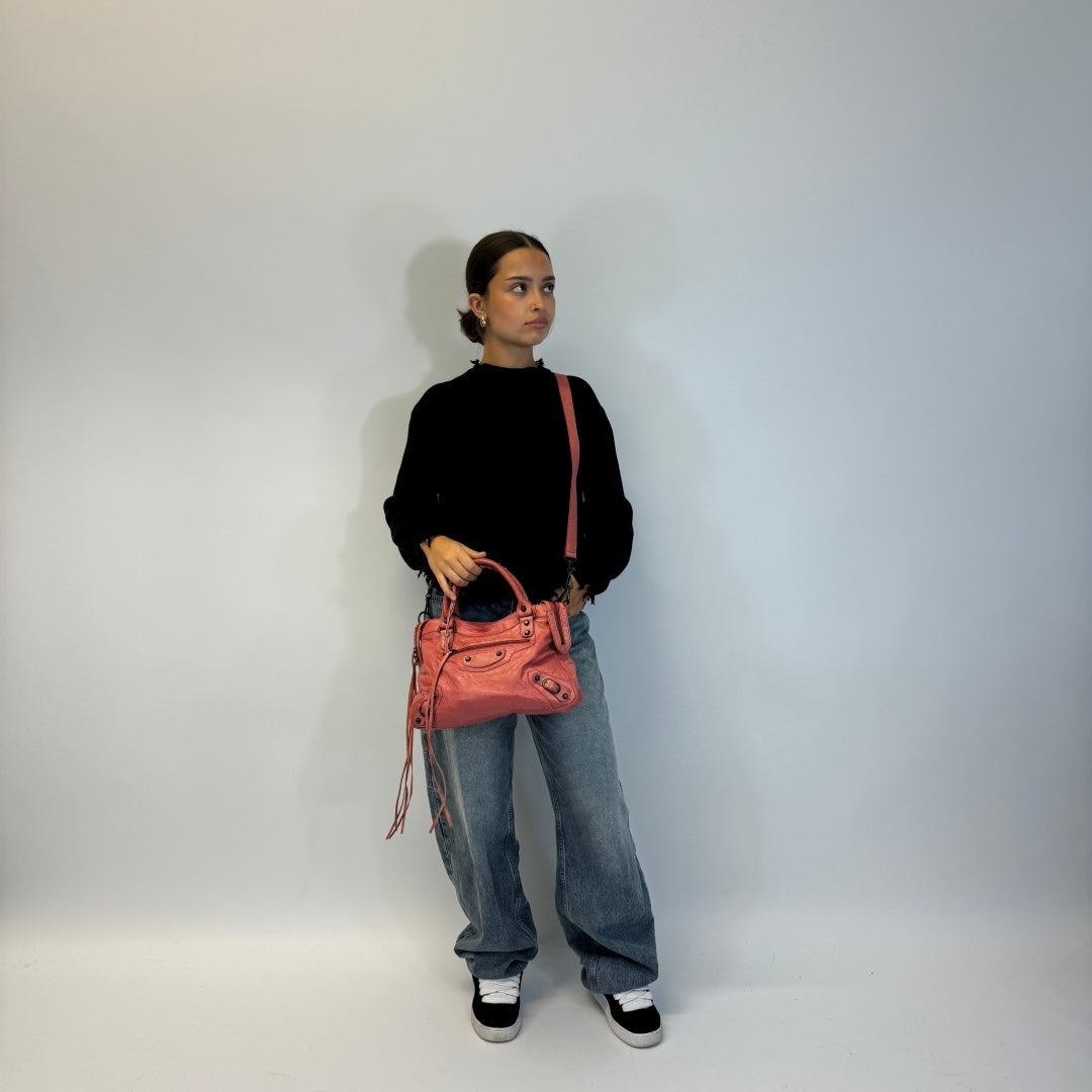 Balenciaga Handtasche The Frist City Bag mit Umhängegurt aus Leder in pink