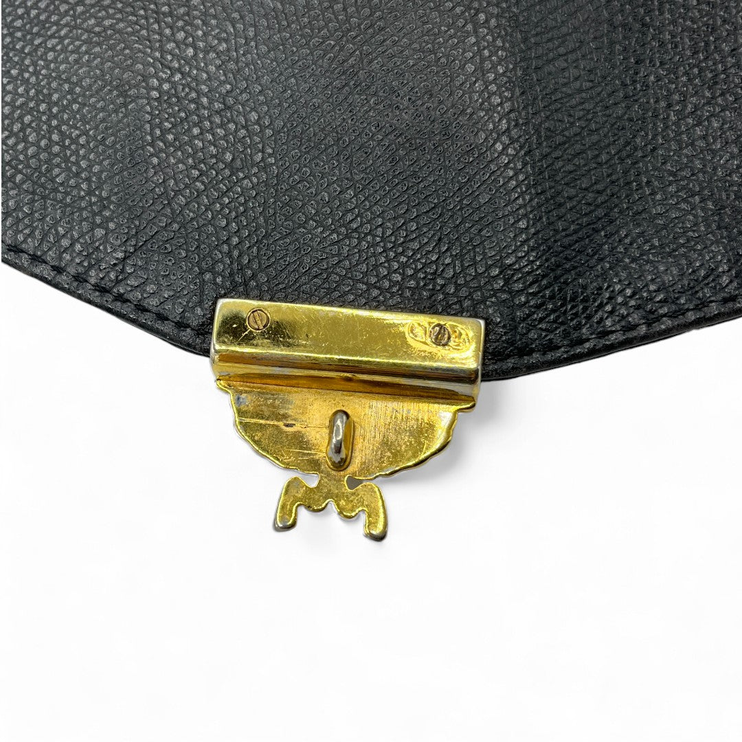 MCM Umhängetasche mit goldener Hardware aus Leder schwarz