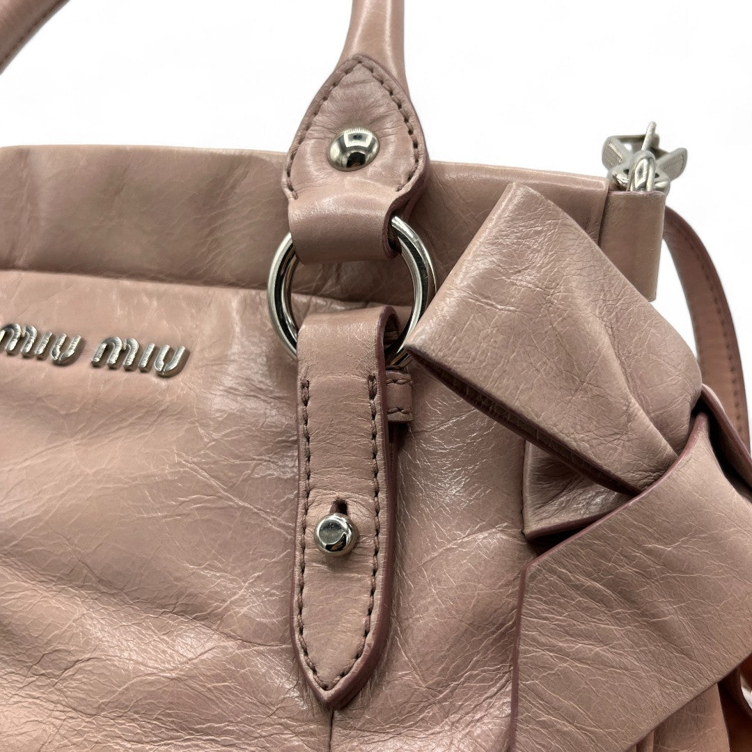 Miu Miu Handtasche mit Schleifen mit Schultergurt aus Leder rosa