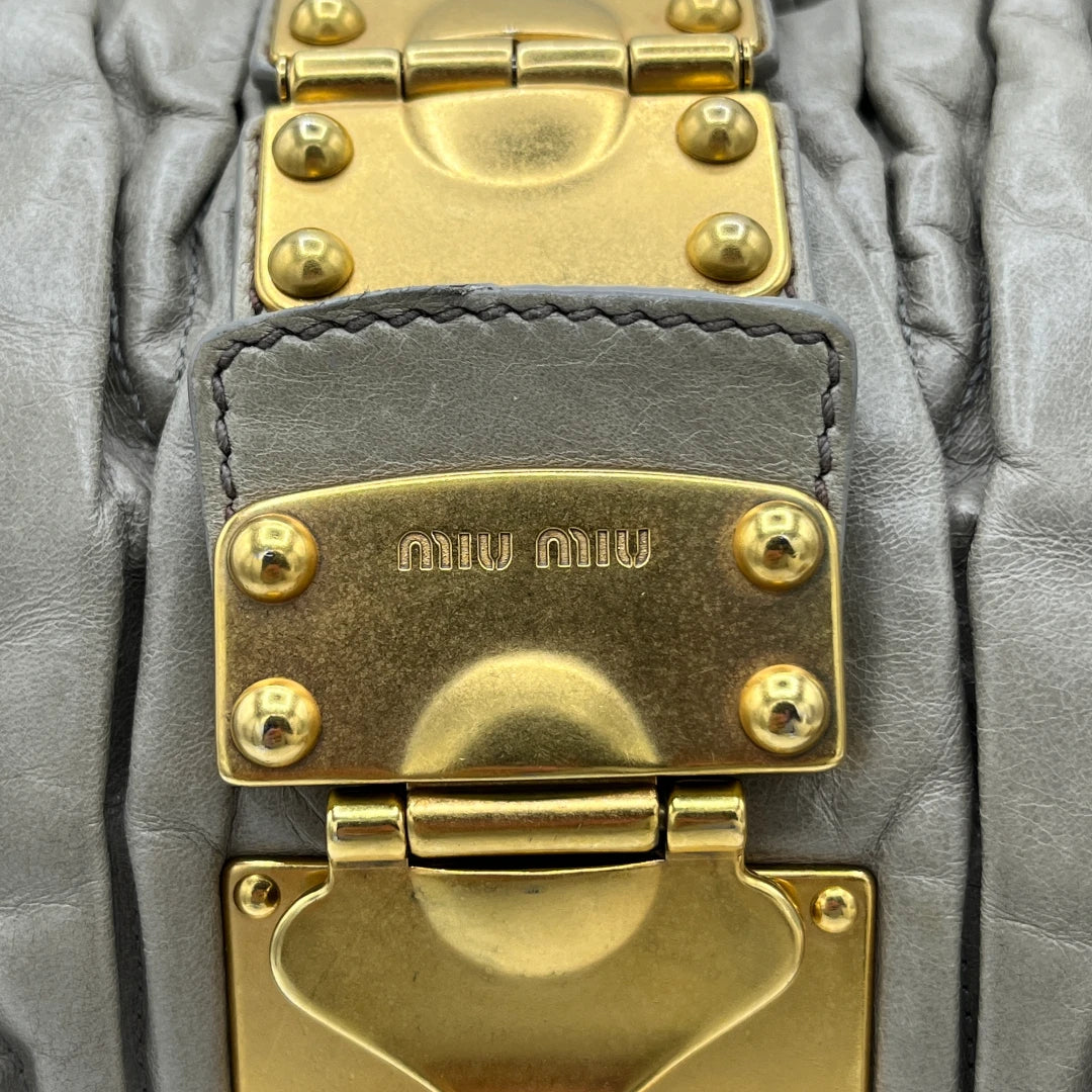 Miu Miu Handtasche Matelassé mit Umhängegurt aus Leder grau