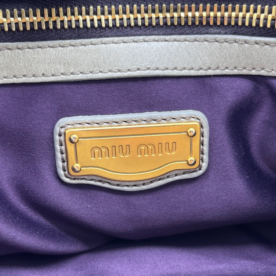 Miu Miu Handtasche Matelassé mit Umhängegurt aus Leder grau