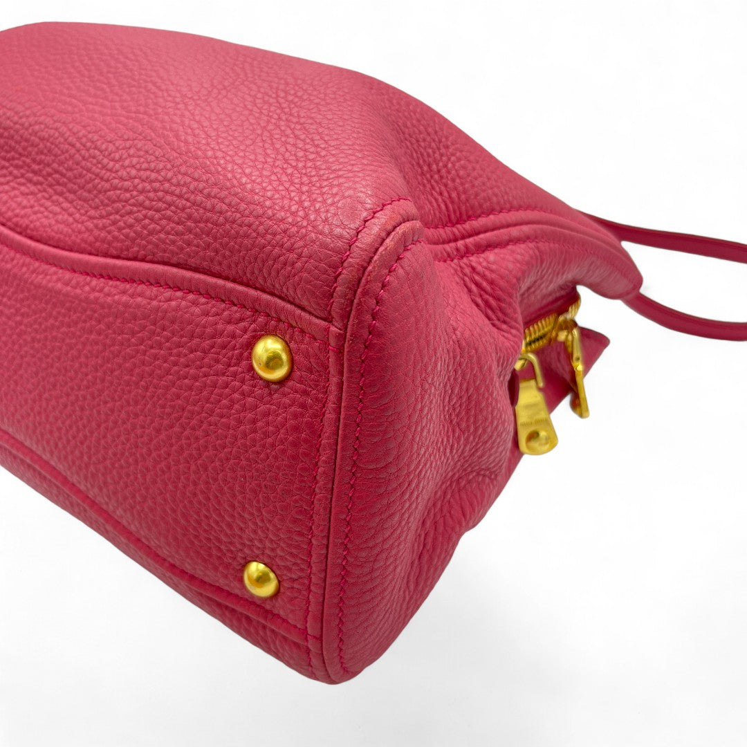 Miu Miu Handtasche mit Schultergurt goldene Hardware aus Leder pink