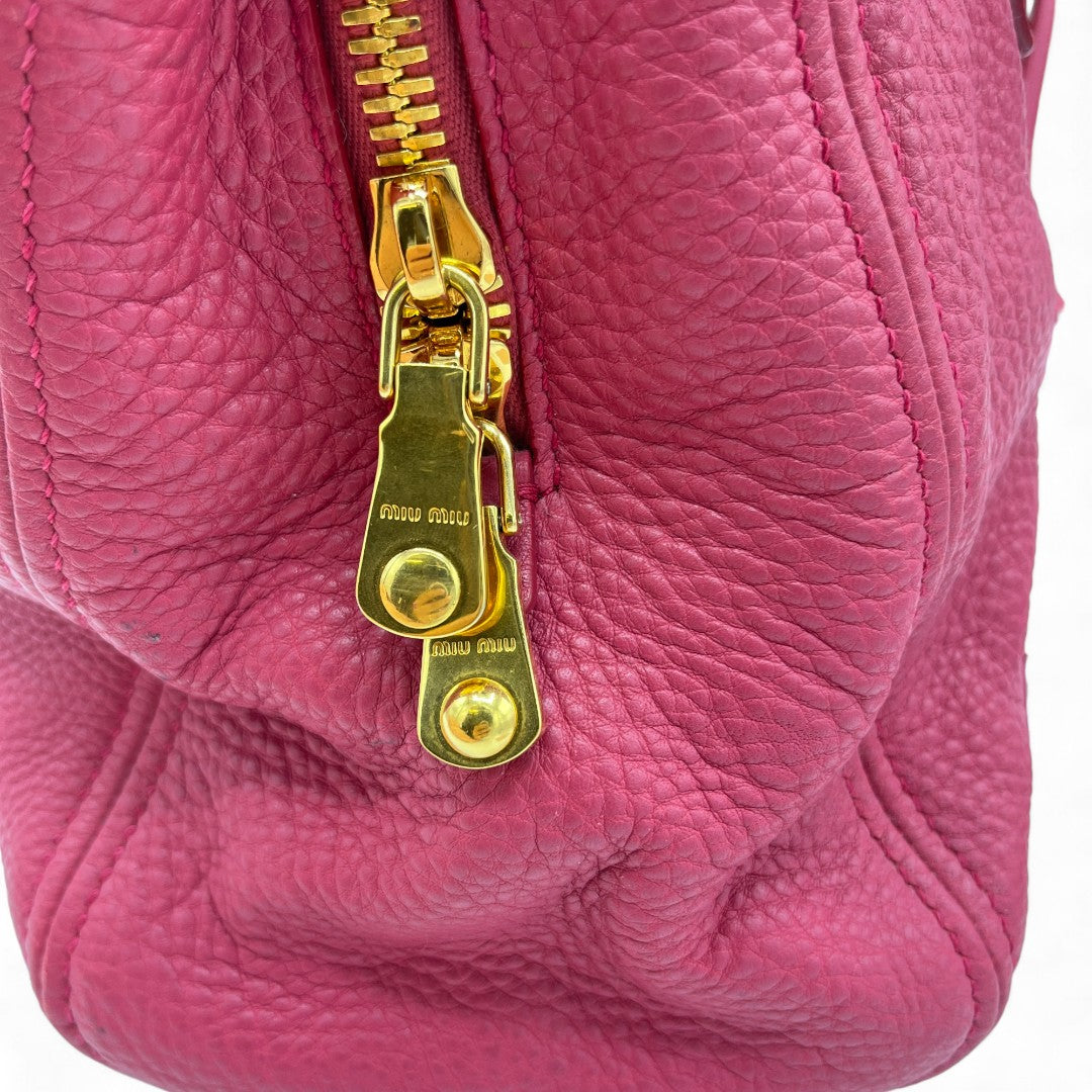 Miu Miu Handtasche mit Schultergurt goldene Hardware aus Leder pink