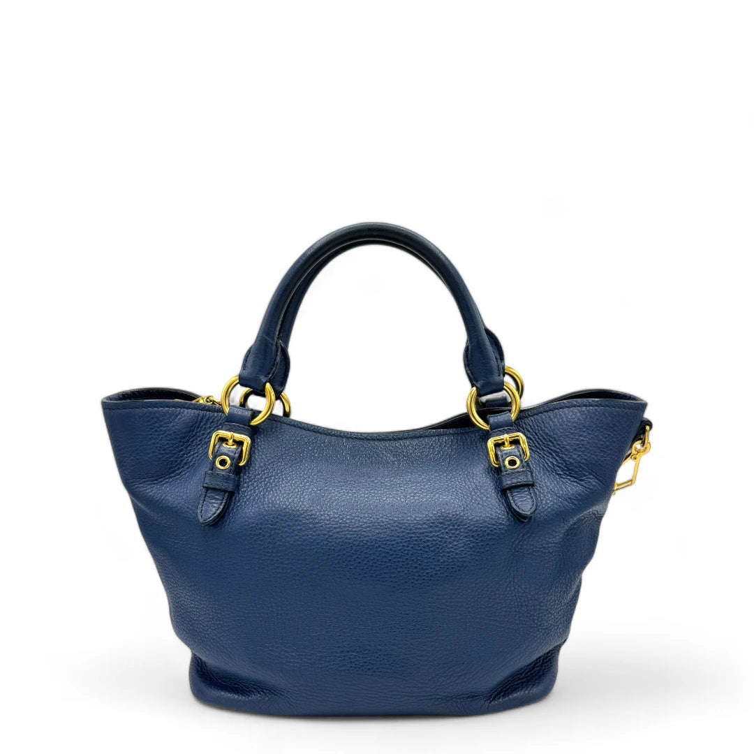 Miu Miu Handtasche / Shopper mit Umhängegurt & goldener Hardware aus Leder blau