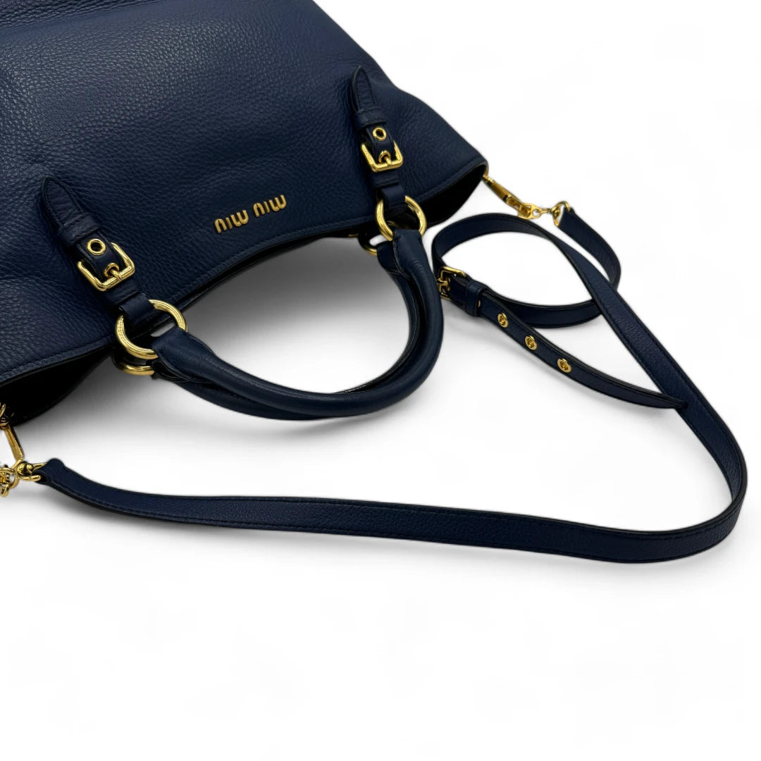 Miu Miu Handtasche / Shopper mit Umhängegurt & goldener Hardware aus Leder blau