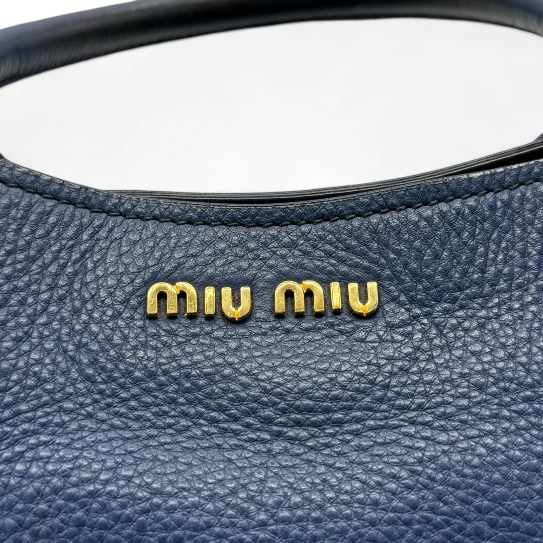 Miu Miu Handtasche / Shopper mit Umhängegurt & goldener Hardware aus Leder blau