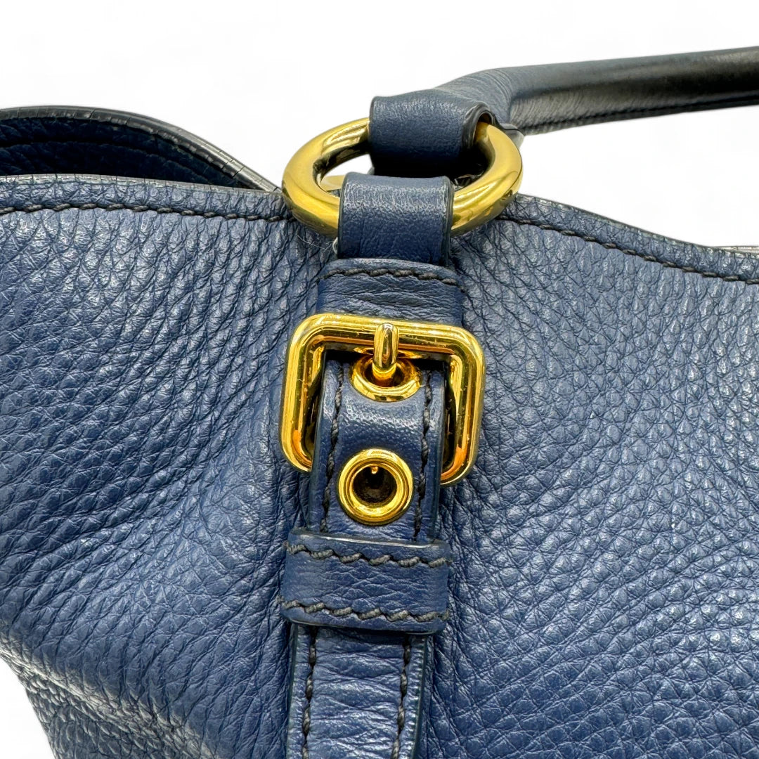 Miu Miu Handtasche / Shopper mit Umhängegurt & goldener Hardware aus Leder blau