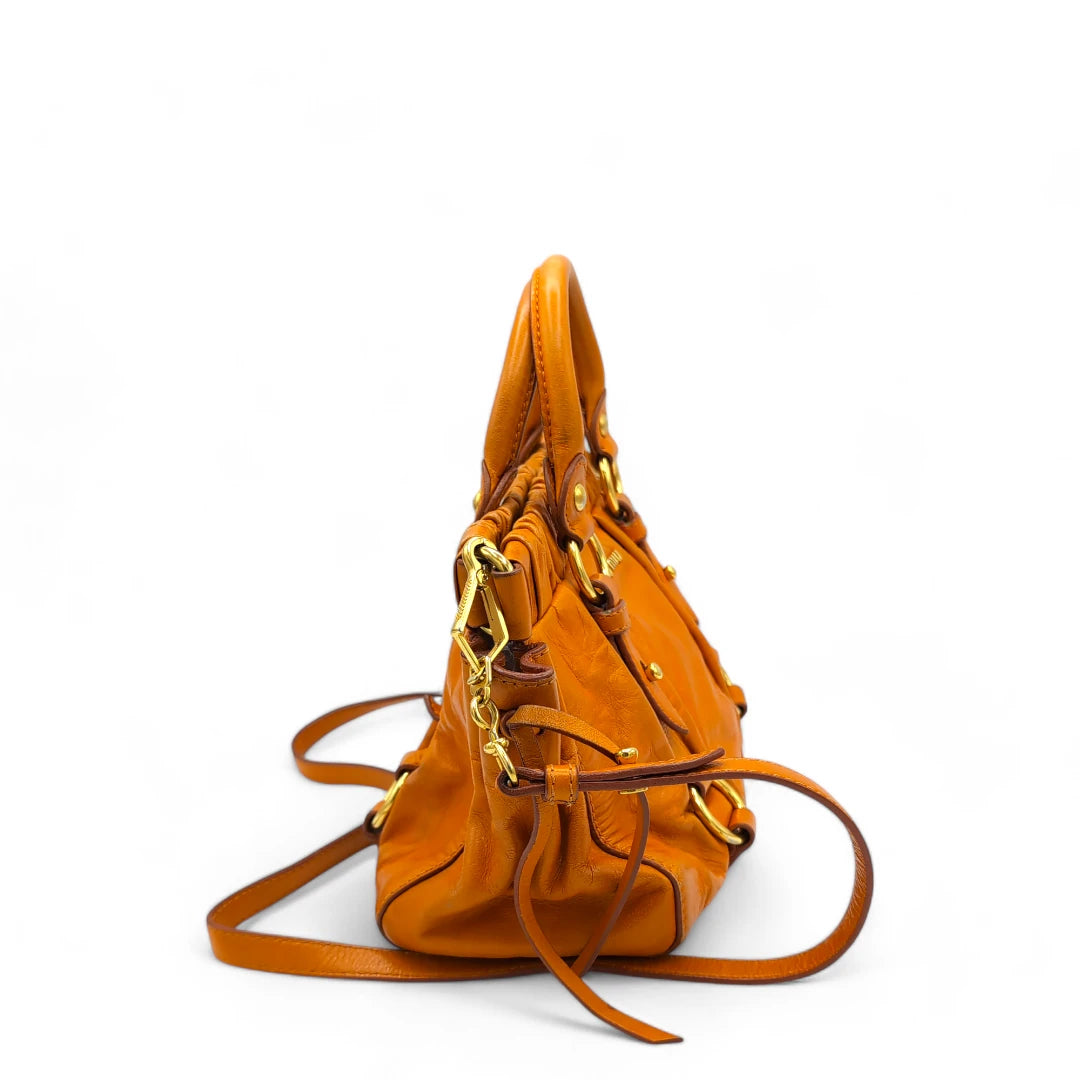 Miu Miu Handtasche Vitello Lux klein mit Schultergurt aus Leder orange