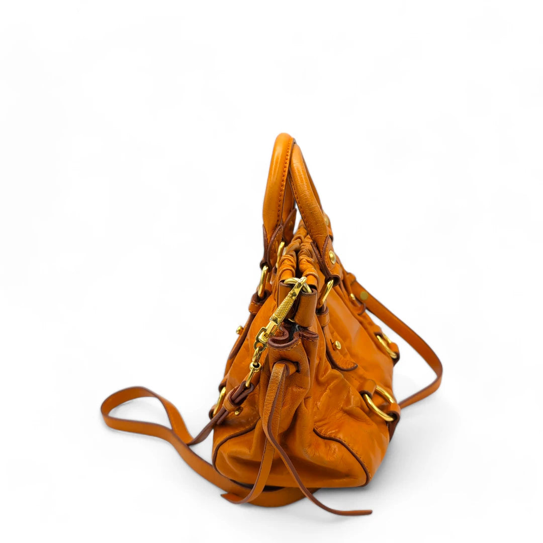 Miu Miu Handtasche Vitello Lux klein mit Schultergurt aus Leder orange