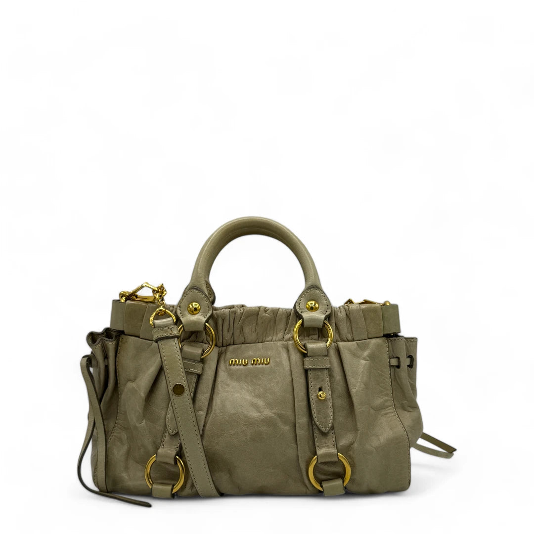 Miu Miu Handtasche Vitello Lux klein mit goldener Hardware aus Leder beige