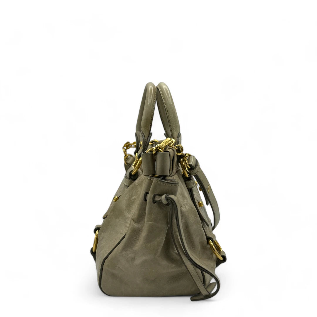 Miu Miu Handtasche Vitello Lux klein mit goldener Hardware aus Leder beige