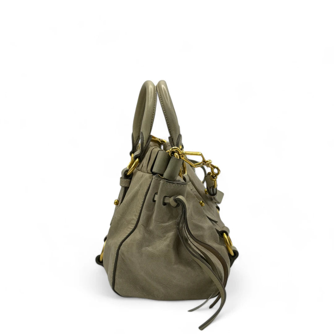 Miu Miu Handtasche Vitello Lux klein mit goldener Hardware aus Leder beige