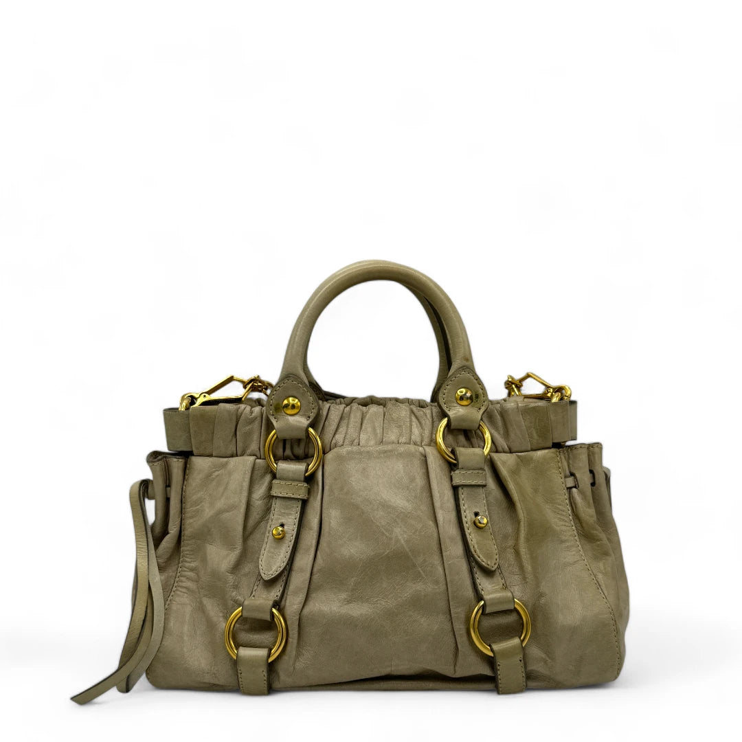 Miu Miu Handtasche Vitello Lux klein mit goldener Hardware aus Leder beige