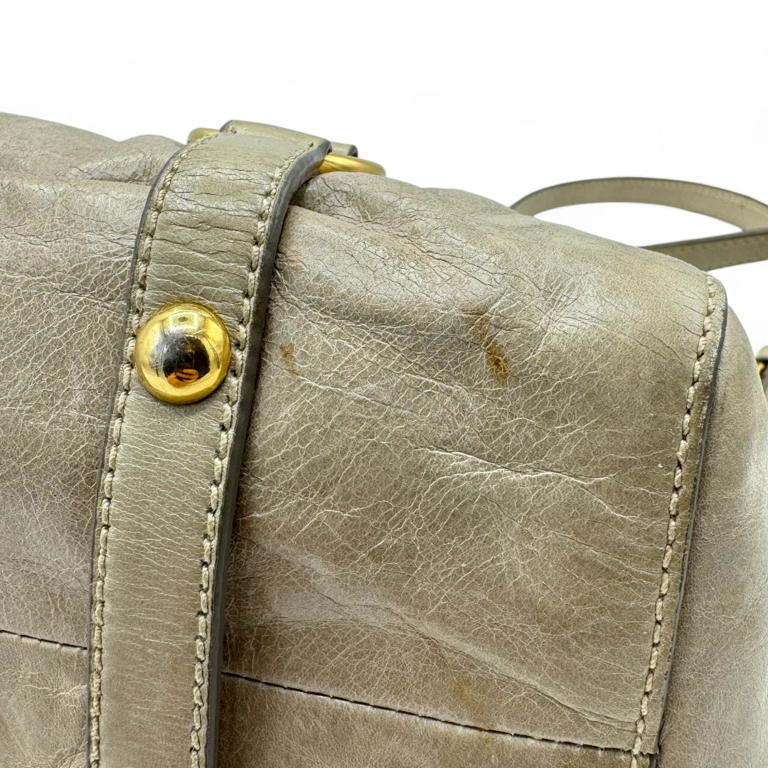 Miu Miu Handtasche Vitello Lux klein mit goldener Hardware aus Leder beige