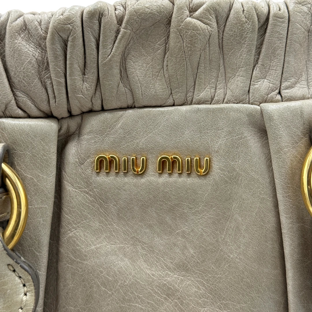 Miu Miu Handtasche Vitello Lux klein mit goldener Hardware aus Leder beige