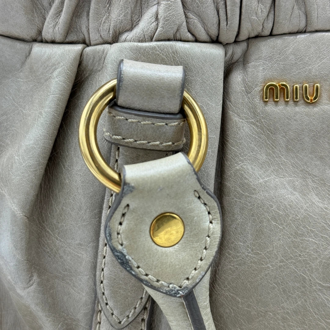 Miu Miu Handtasche Vitello Lux klein mit goldener Hardware aus Leder beige