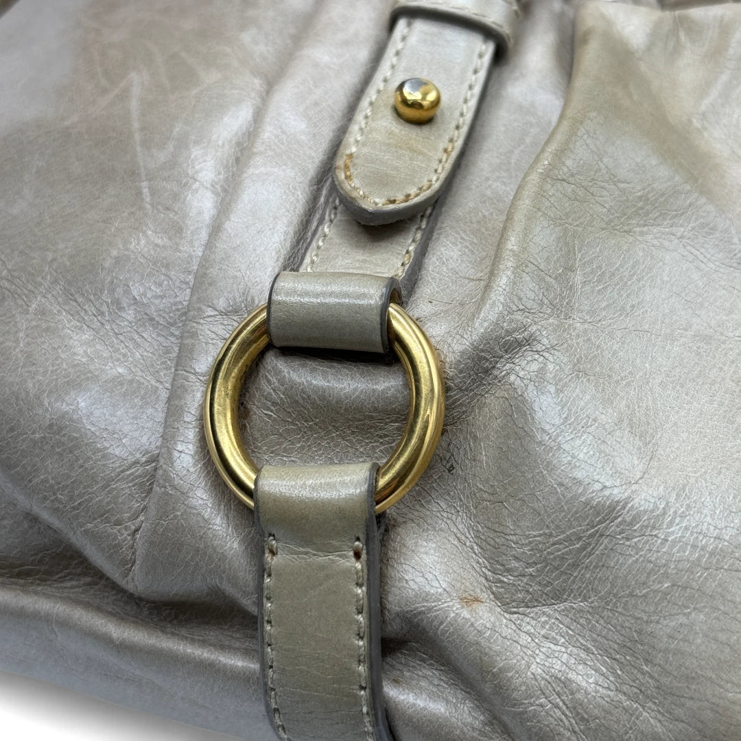 Miu Miu Handtasche Vitello Lux klein mit goldener Hardware aus Leder beige