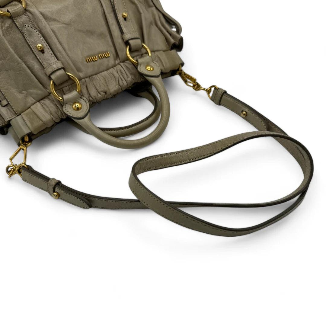 Miu Miu Handtasche Vitello Lux klein mit goldener Hardware aus Leder beige