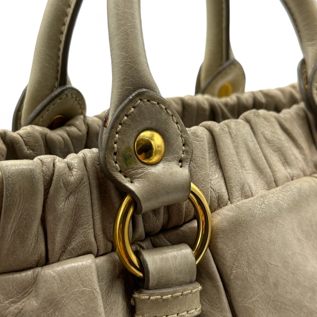 Miu Miu Handtasche Vitello Lux klein mit goldener Hardware aus Leder beige