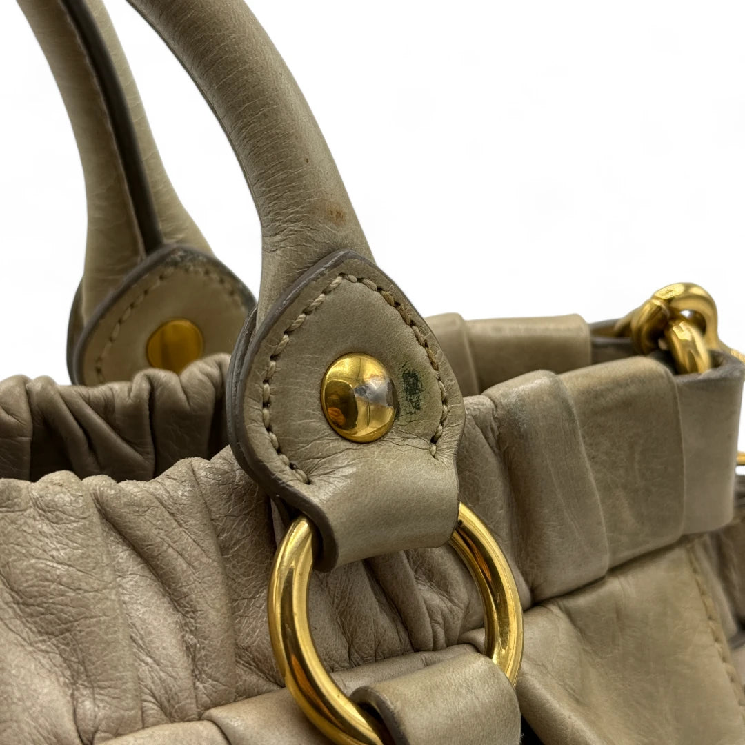 Miu Miu Handtasche Vitello Lux klein mit goldener Hardware aus Leder beige