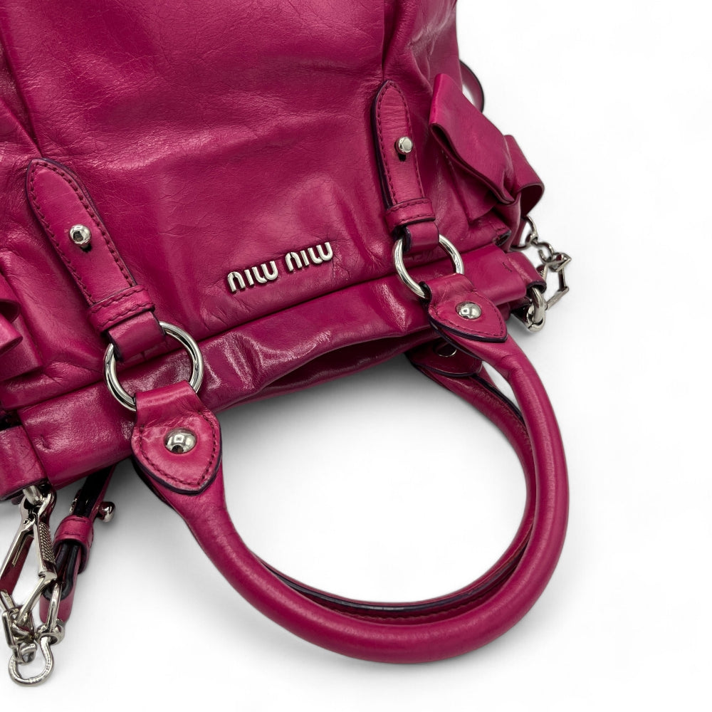 Miu Miu Handtasche Vitello klein mit Schleifen aus Leder mit silber Hardware pink