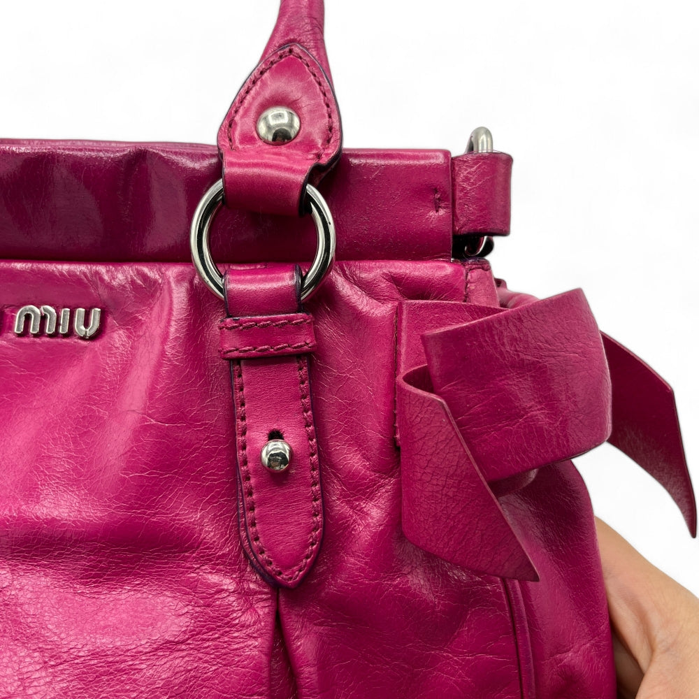 Miu Miu Handtasche Vitello klein mit Schleifen aus Leder mit silber Hardware pink