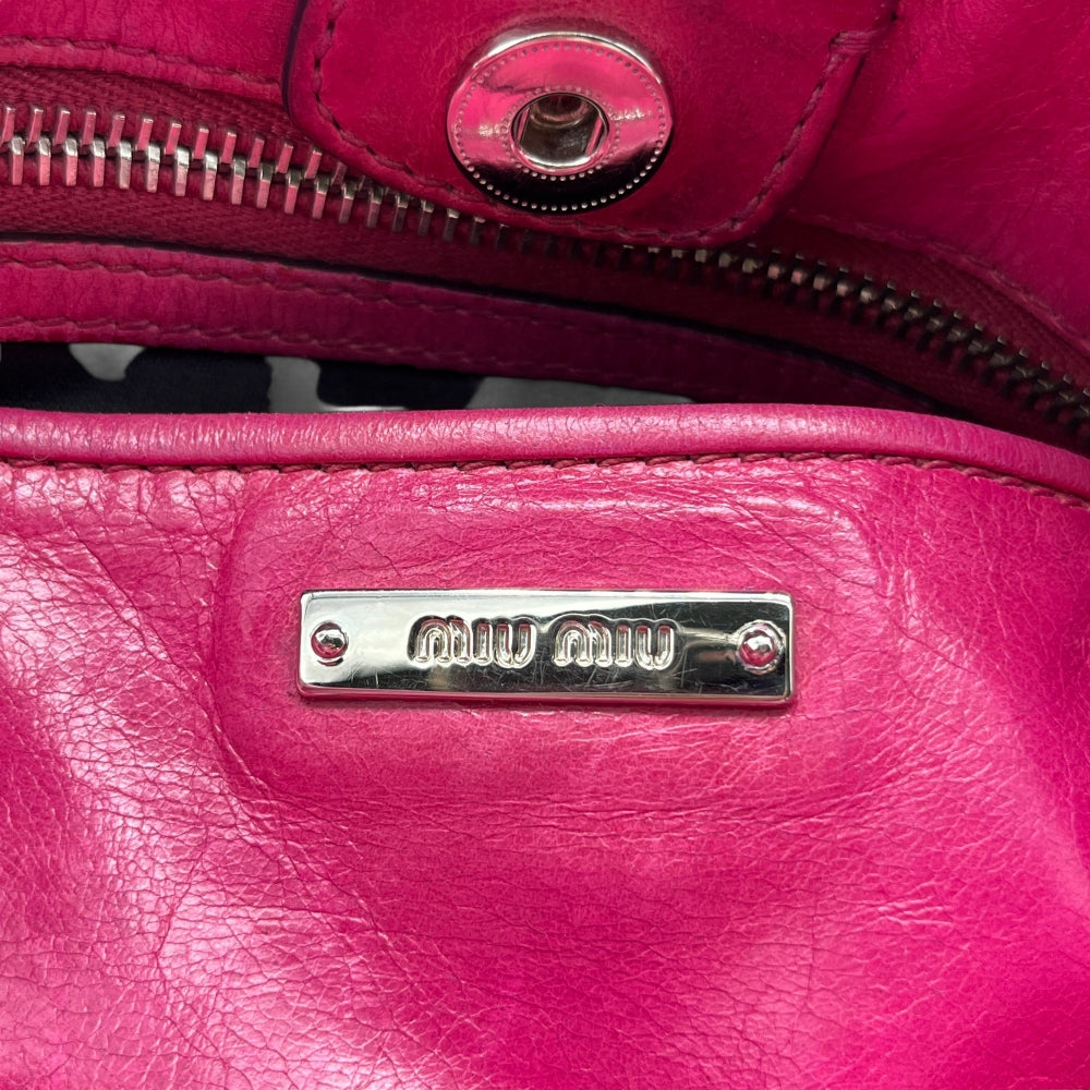 Miu Miu Handtasche Vitello klein mit Schleifen aus Leder mit silber Hardware pink