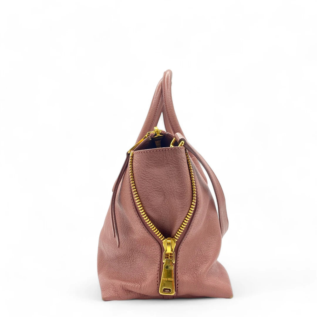 Miu Miu Handtasche aus Leder mit Schultergurt rosa