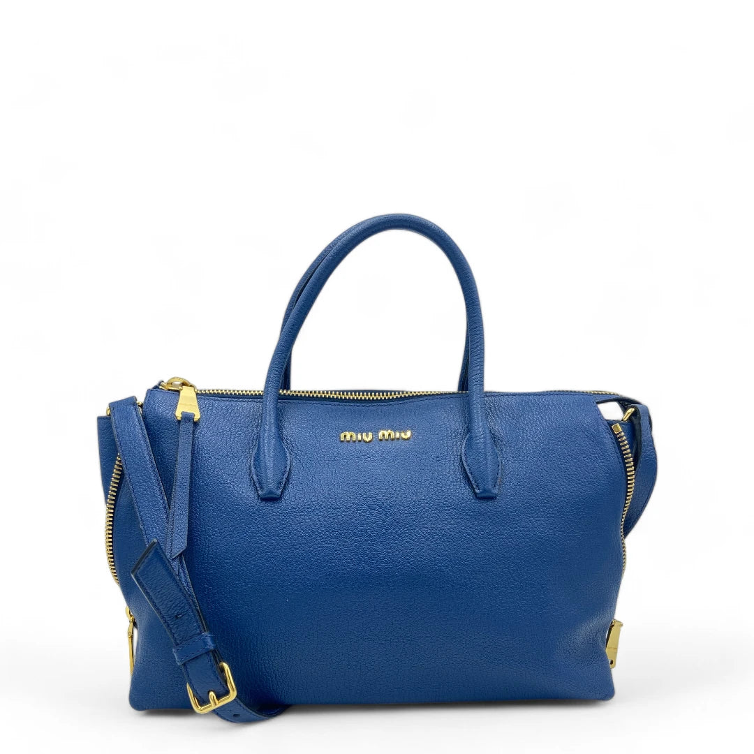 Miu Miu Handtasche mit Schultergurt in Leder blau