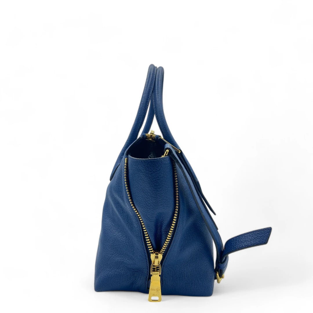 Miu Miu Handtasche mit Schultergurt in Leder blau