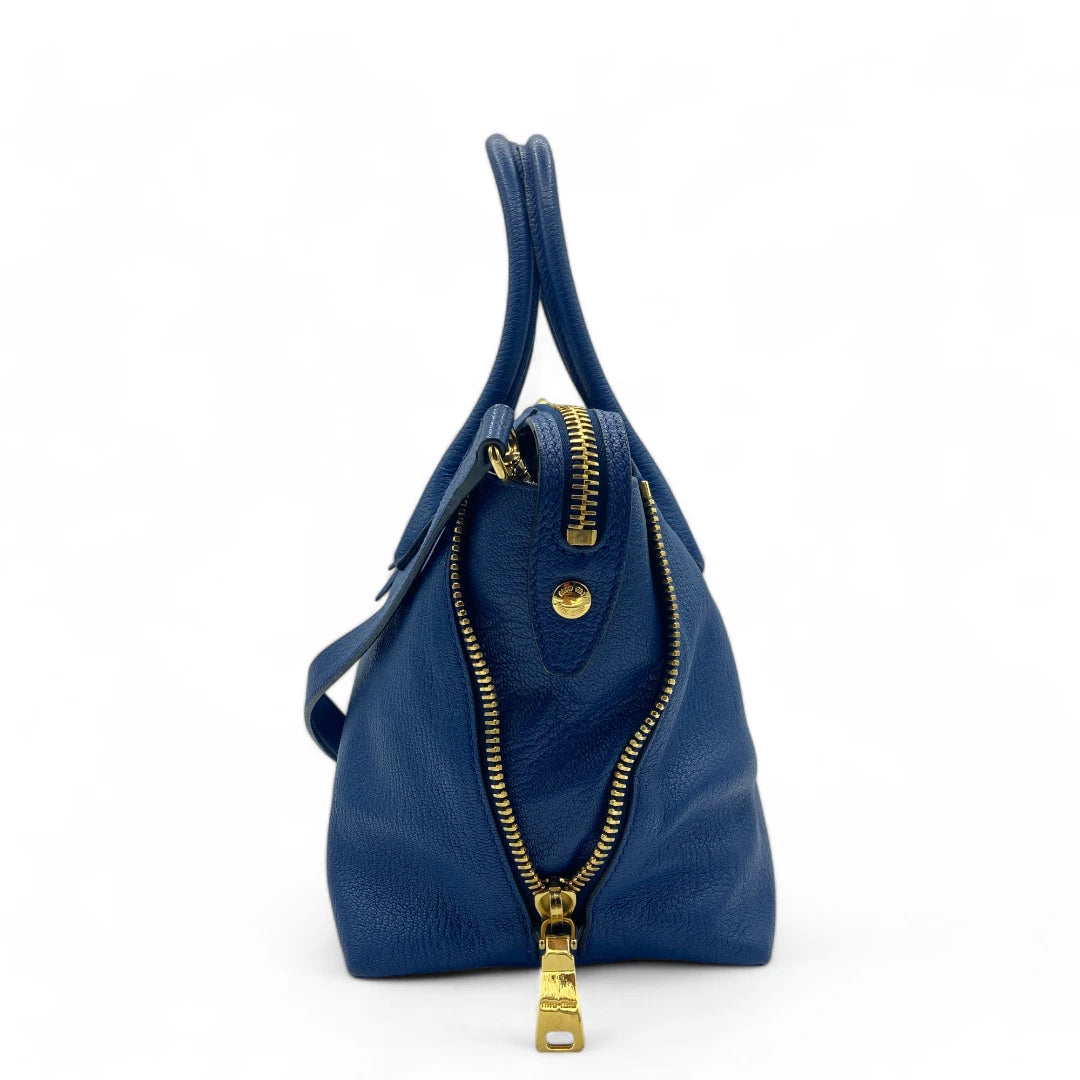 Miu Miu Handtasche mit Schultergurt in Leder blau