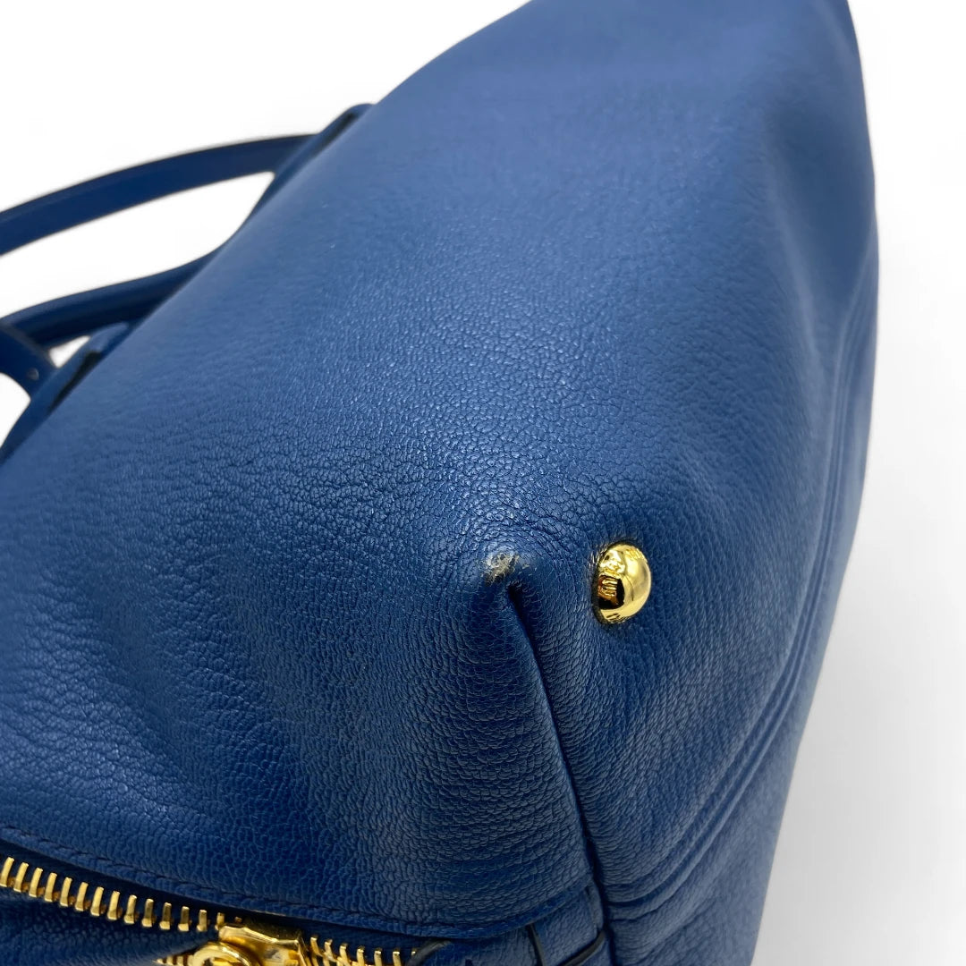 Miu Miu Handtasche mit Schultergurt in Leder blau