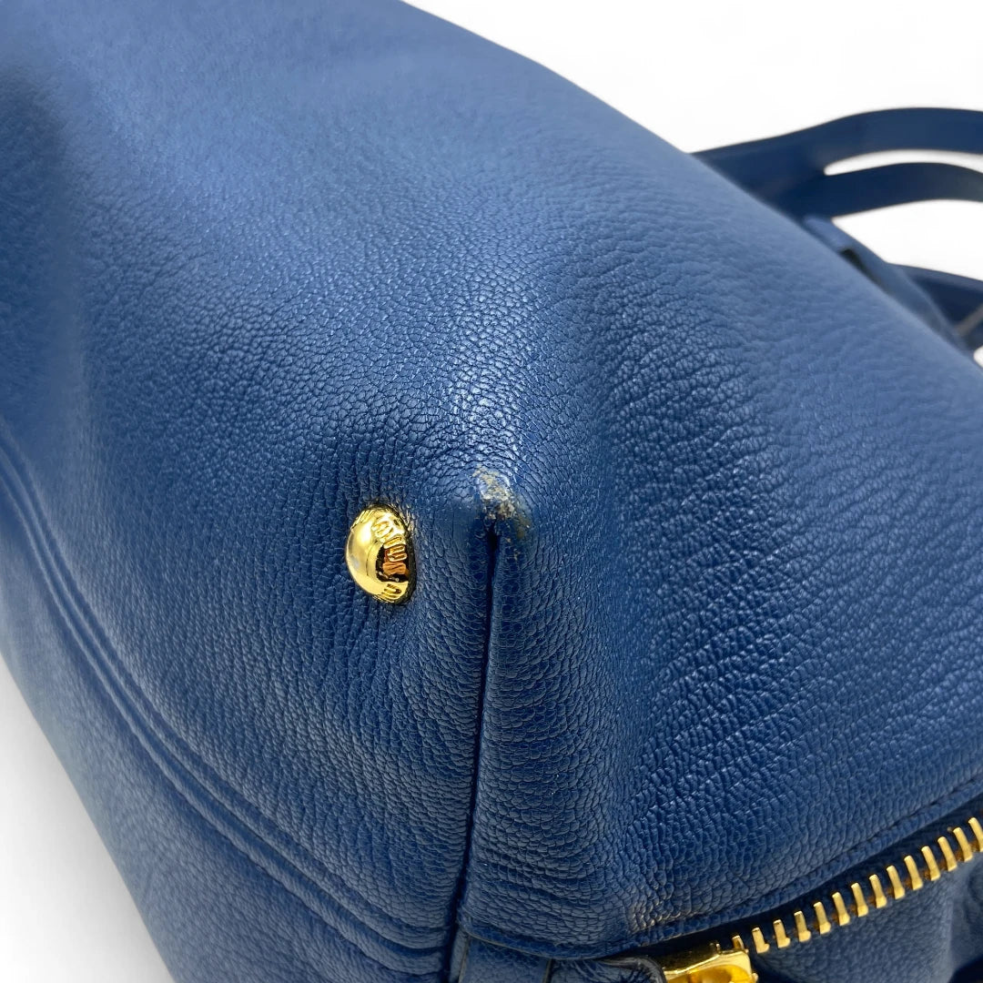 Miu Miu Handtasche mit Schultergurt in Leder blau