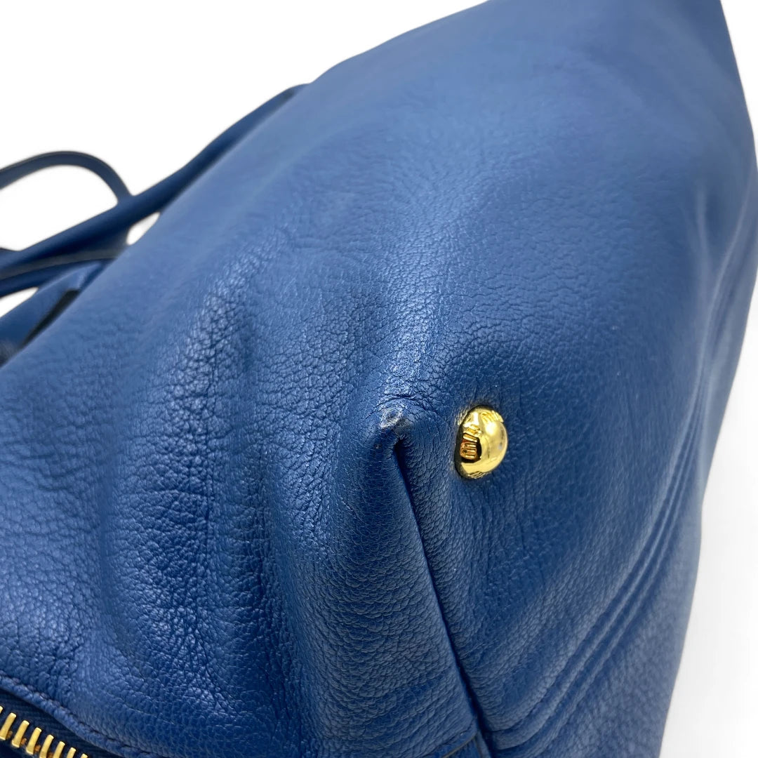 Miu Miu Handtasche mit Schultergurt in Leder blau