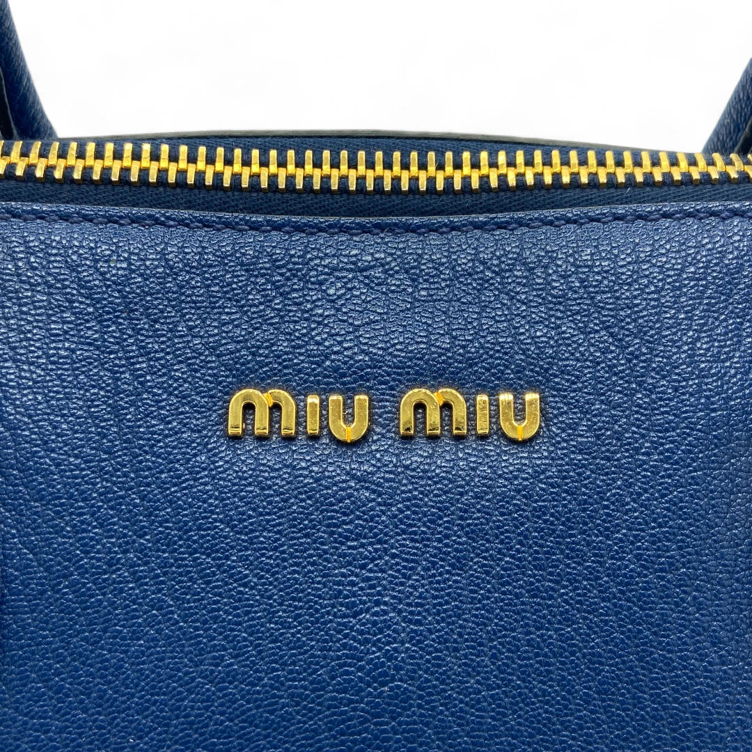 Miu Miu Handtasche mit Schultergurt in Leder blau