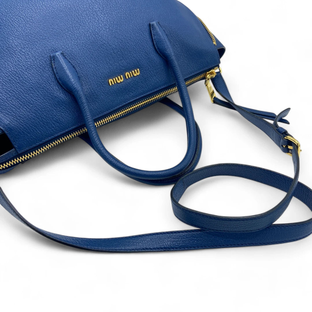 Miu Miu Handtasche mit Schultergurt in Leder blau