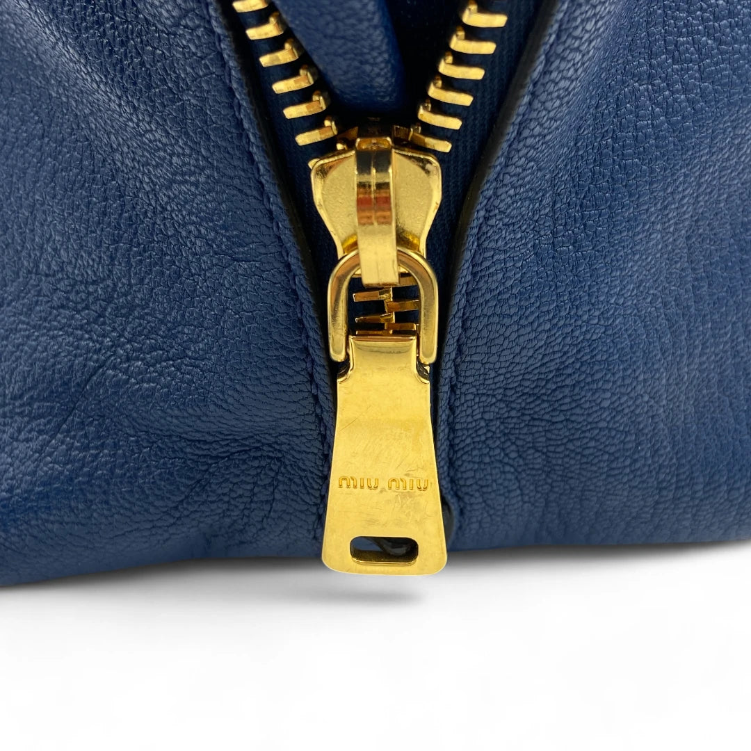 Miu Miu Handtasche mit Schultergurt in Leder blau