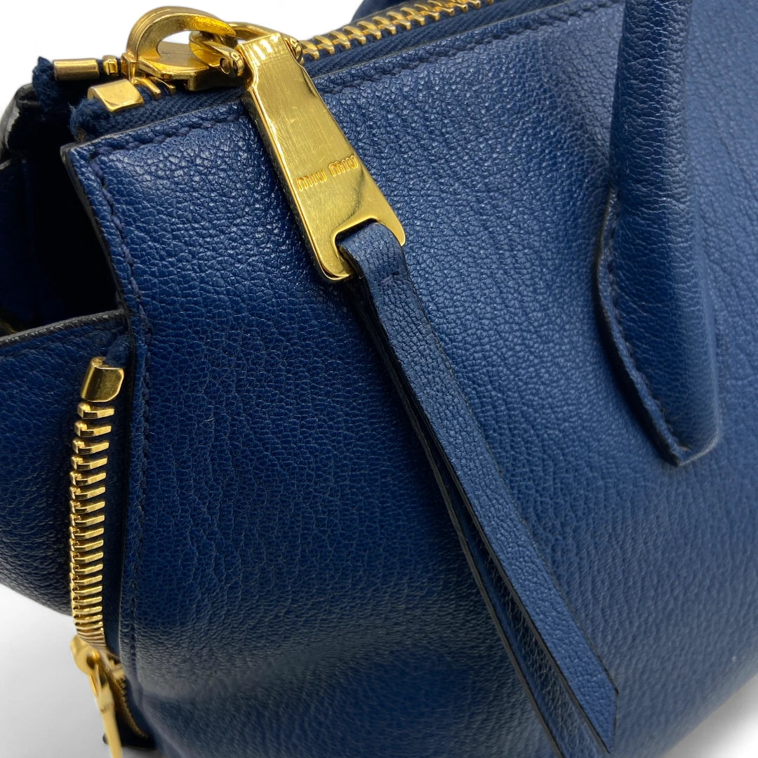 Miu Miu Handtasche mit Schultergurt in Leder blau