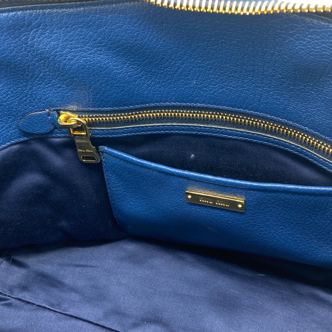 Miu Miu Handtasche mit Schultergurt in Leder blau