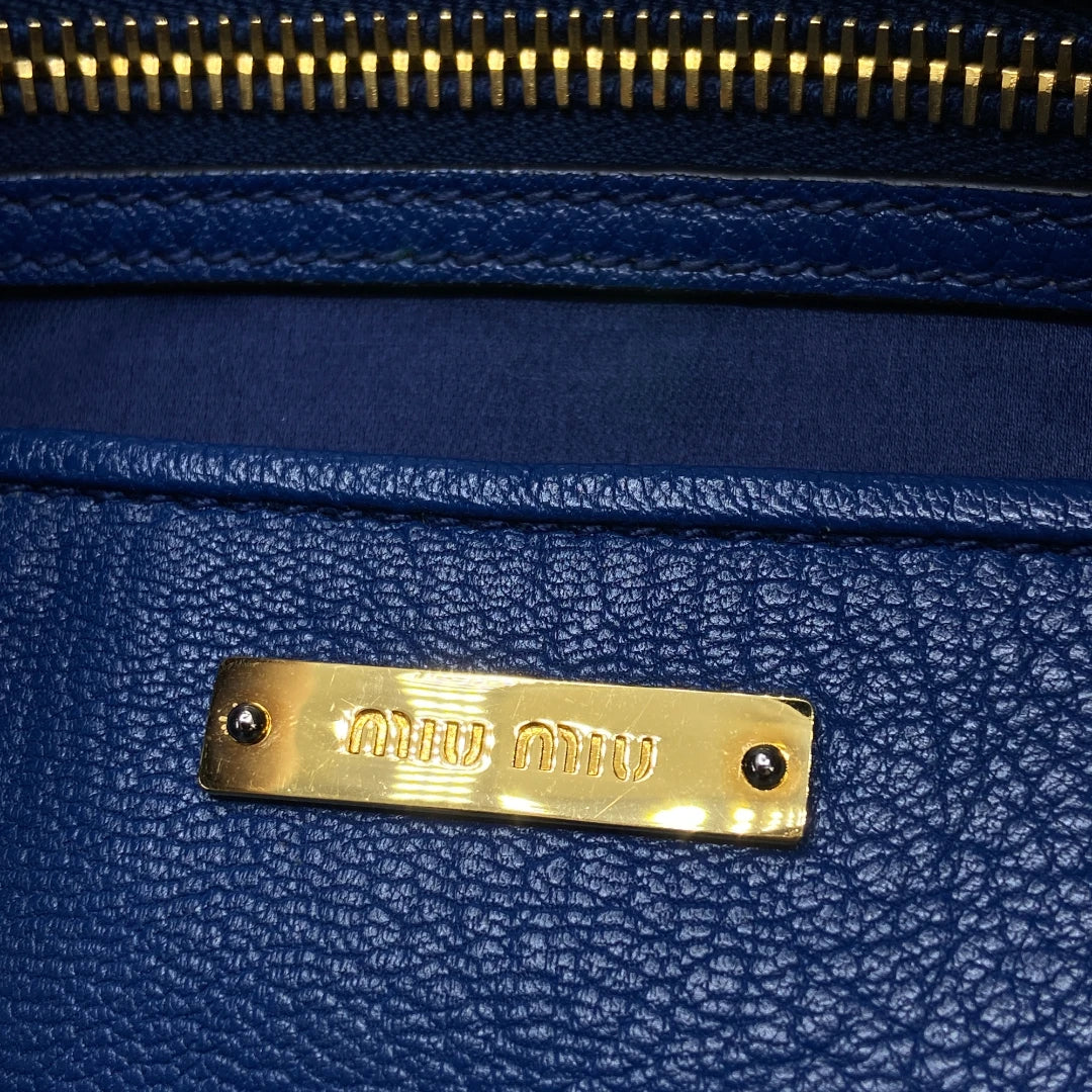 Miu Miu Handtasche mit Schultergurt in Leder blau