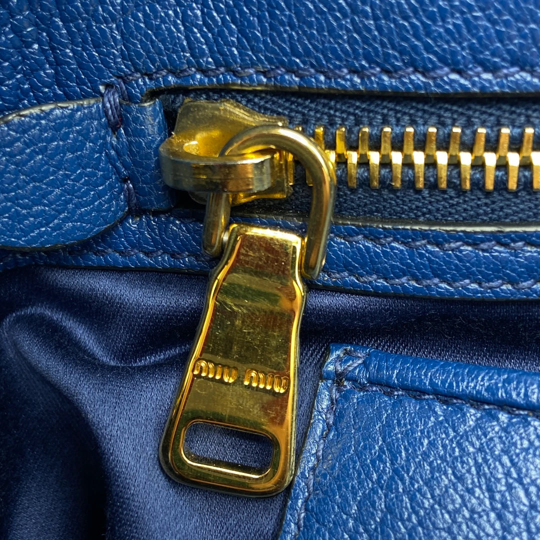 Miu Miu Handtasche mit Schultergurt in Leder blau