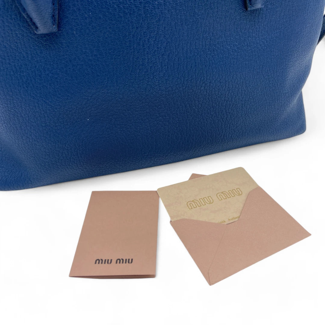 Miu Miu Handtasche mit Schultergurt in Leder blau