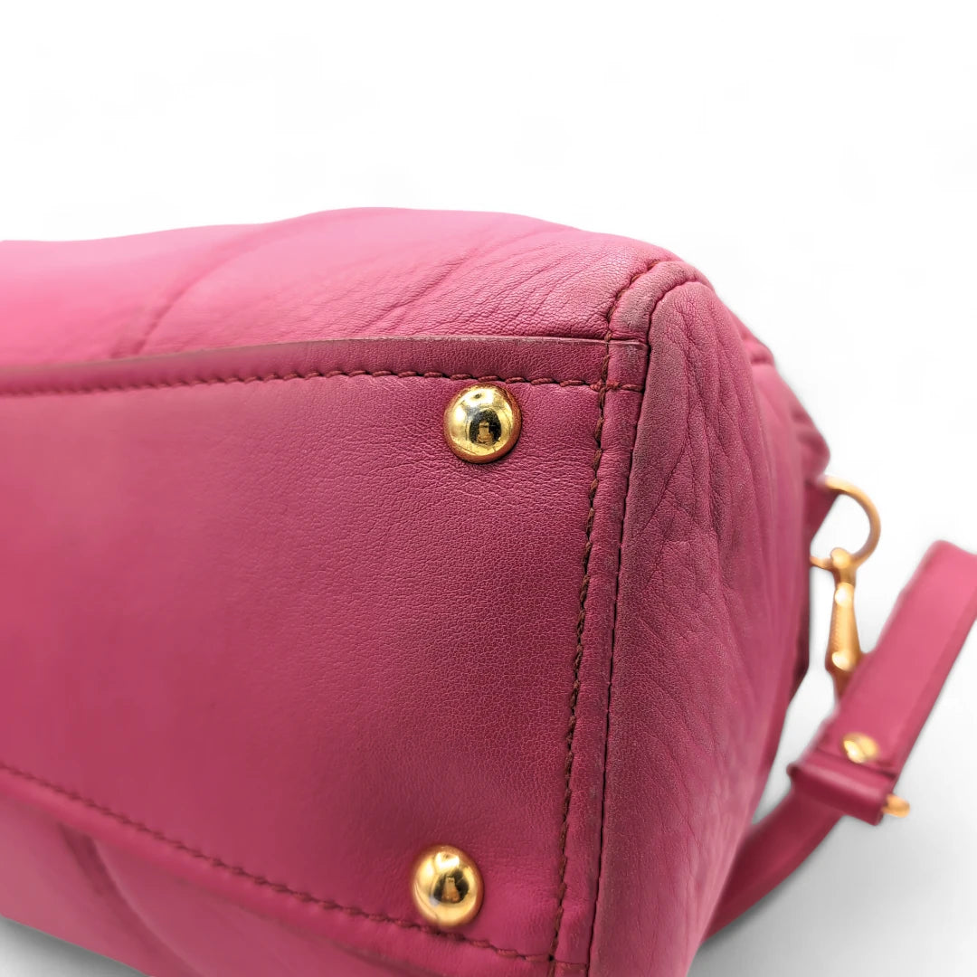 Miu Miu Handtasche mit Umhängegurt & goldener Hardware Leder pink