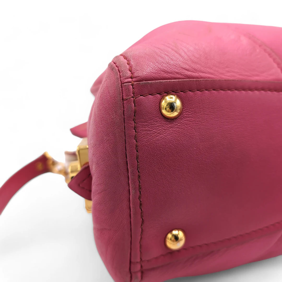 Miu Miu Handtasche mit Umhängegurt & goldener Hardware Leder pink