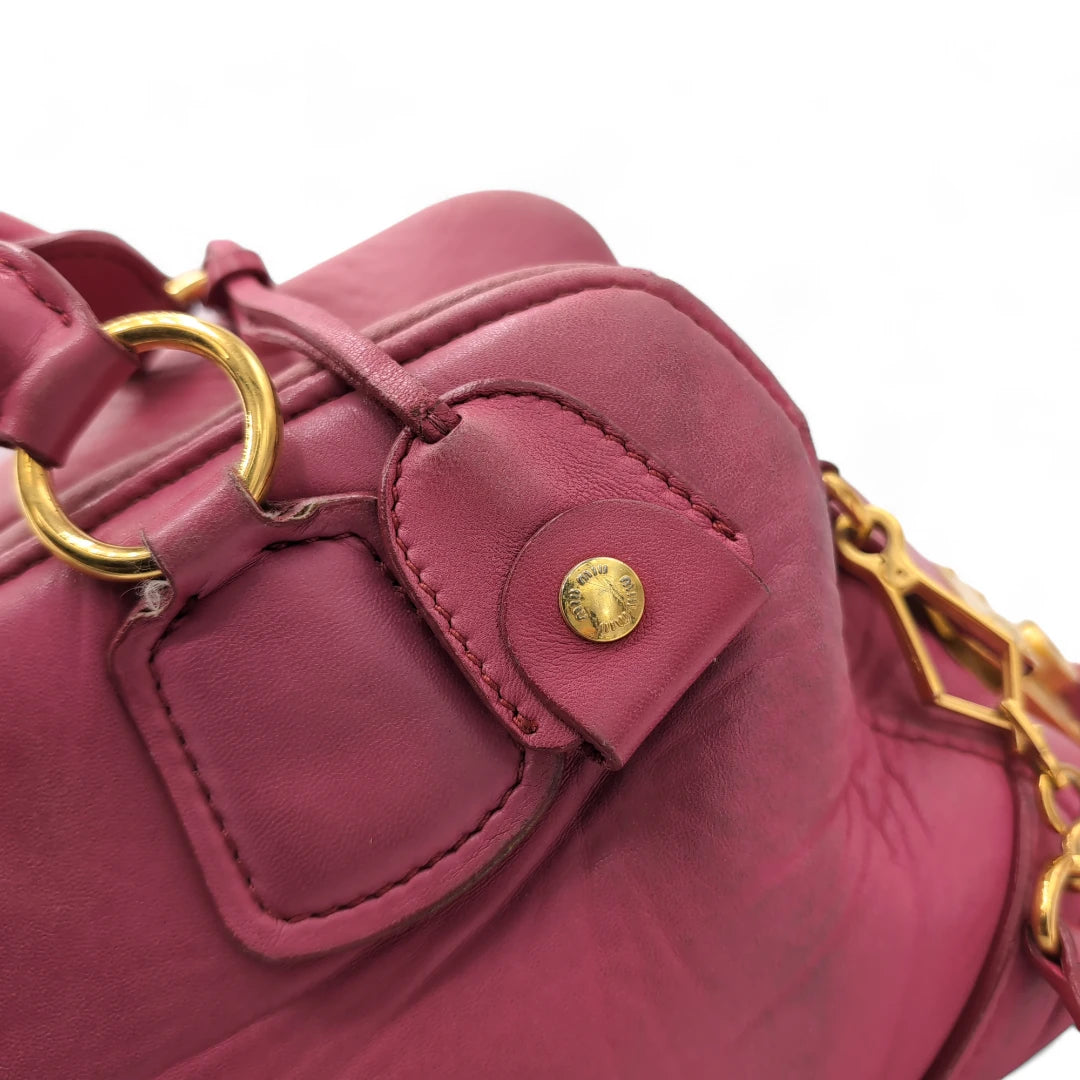 Miu Miu Handtasche mit Umhängegurt & goldener Hardware Leder pink